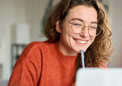 Junge Frau beim Lernen am Laptop