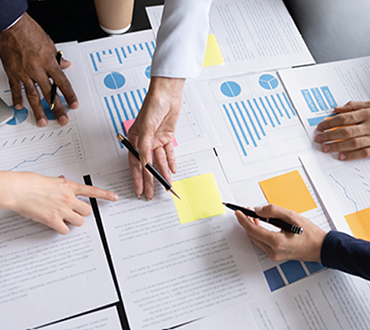 Personen arbeiten an Projektplan