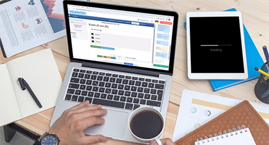 Laptop mit Online Pr&uuml;fung auf Bildschirm