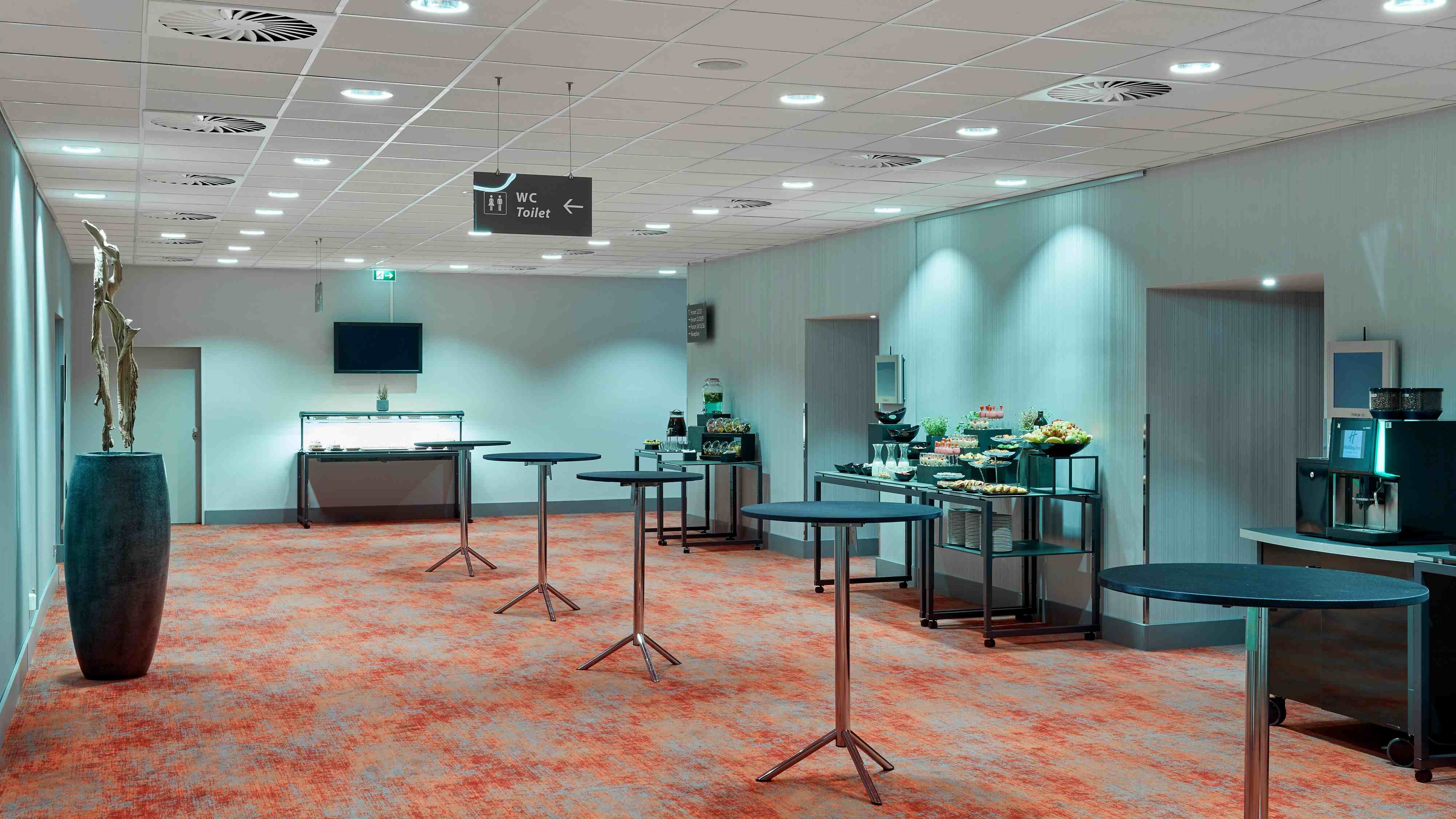 Foyer mit Stehtischen