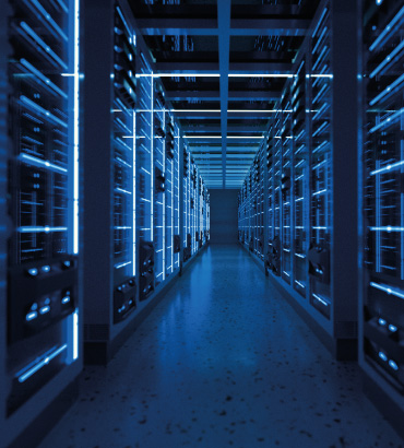 data center, con lunghe file di server illuminati da luci LED blu
