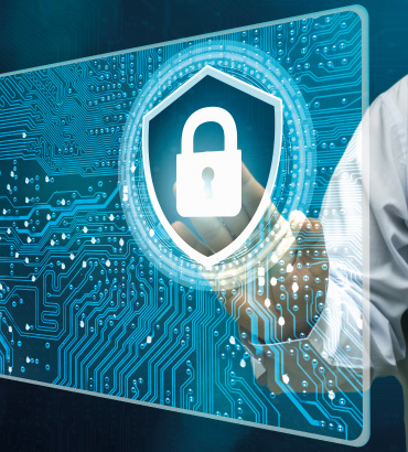 mano che interagisce con un pannello digitale trasparente, su cui &egrave; visibile un'icona con un lucchetto all'interno di uno scudo simbolo universale di sicurezza informatica e protezione dei dati. 