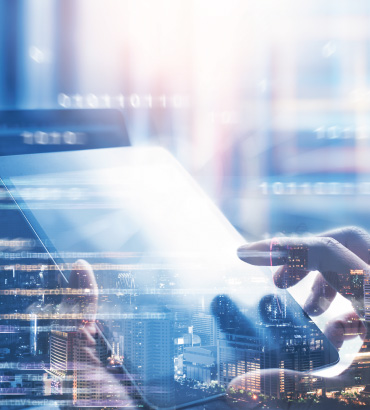 mano che usa un tablet, sovrapposta a un paesaggio urbano e a codici digitali, simboleggiando la connessione tra tecnologia, citt&agrave; intelligenti e trasformazione digitale