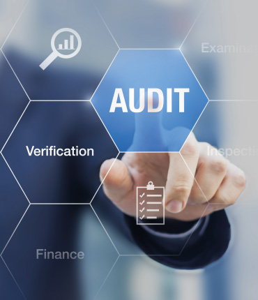 Mano che seleziona la parola "AUDIT" su un'interfaccia digitale, circondata da termini come "Business", "Verification" e "Finance", legati alla revisione e al controllo aziendale.
