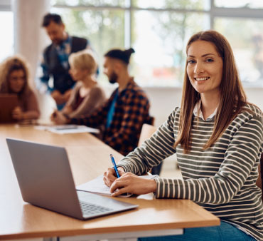 Ragazza sorridente dentro un'aula di formazione