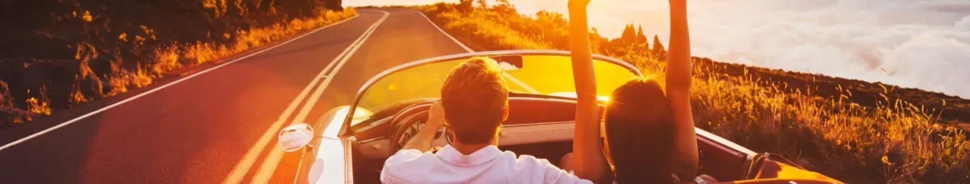 Paar in einem Cabrio f&auml;hrt auf den Sonnenuntergang zu als Symbol f&uuml;r die MPU-Vorbereitung