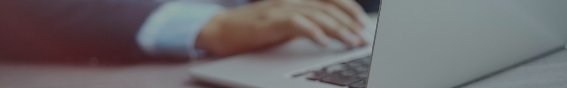 Hand auf Laptoptastatur