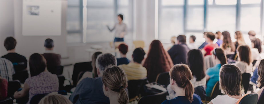 Seminarsaal mit Kursteilnehmer:innen